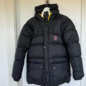 Fjällräven Dunjacka - Dunjacka från Fjällräven. Endast använd ett fåtal gånger. Herrmodell men funkar till båda🥰
