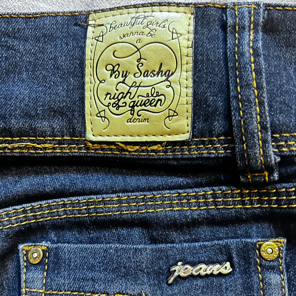 Lågmidjade jeans i storlek XS/34. Innerbenslängd 82cm. I bra skick, säljer på grund av att de är lite för små.. Jeans & Byxor.