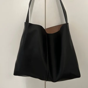 Axelremsväska/shoppingväska - Från Zalando, den är använd med små slitningar vid axelrem, men inte märkvärdig. Med följ av en inre påse som kan sättas fast med knappar för extra avdelning💕