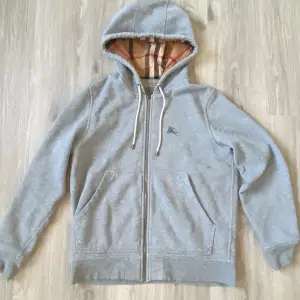 Burberry Zip Hoodie┃Storlek: M┃Skick: 8,5/10┃Bara att höra av dig vid frågor/bilder