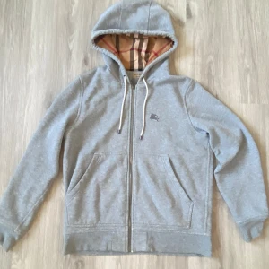 Burberry Zip Hoodie - Burberry Zip Hoodie┃Storlek: M┃Skick: 8,5/10┃Bara att höra av dig vid frågor/bilder