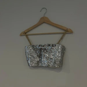 Glittrig topp - Glittrig fest topp med paljetter, använt 3ggr, som ny💕