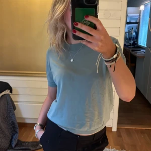 Turkos topp - Säljer denna turkosa tröja från lindex. Storlek S och nästan oanvänd🤗