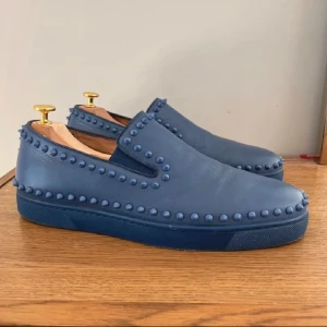 Äkta Louboutin  - Christian Louboutin pik boat, använda endast 2 gånger vid fina tillfällen. Allt ingår: box, kvitto, dustbag.