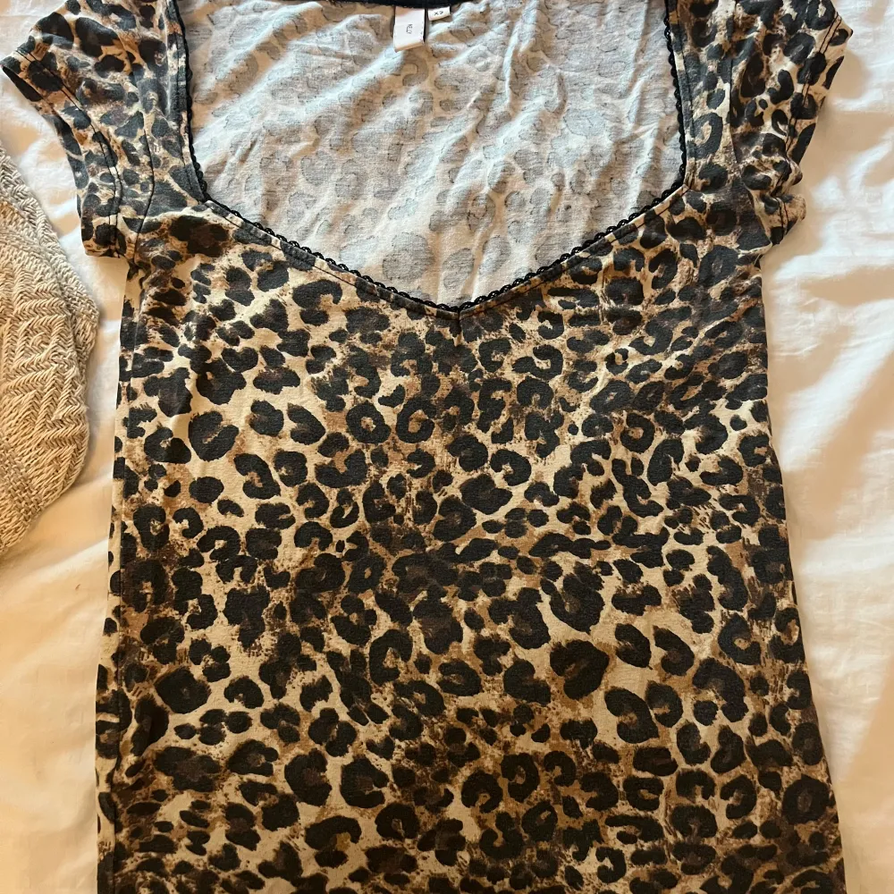 Säljer en fin, trendig leopardmönstrad topp från Nelly. Har använt ett par gånger 🌼. Toppar.