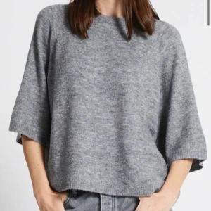 Stickad tröja - Säljer för den inte kommer till användning, är som ny