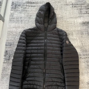 Colmar jacka  - Snygg jacka till hösten. Som är i nyskick  Storlek S/M. Pris ingen skrivet på Sten 