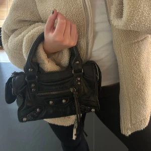 As snygg väska - Säljer min jätte fina och populära väska. Köpt här på plick🩷jätte bra skick