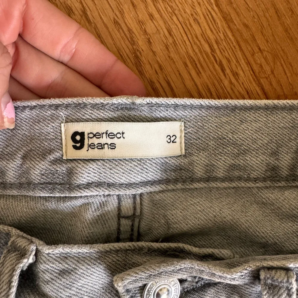 Säljer dessa så snygga jeans i en grå tvätt 👌🏽då jag inte använt dom på över 1 år! Jag är 162 cm lång . Jeans & Byxor.