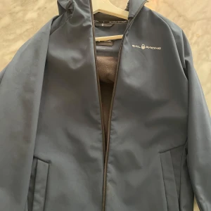 sail racing jacka - storlek 176. mörkblå jacka 