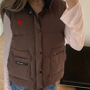 canada goose väst - Jätte snygg brun canada gooose väst, säljer den då den är lite för stor💕💕 