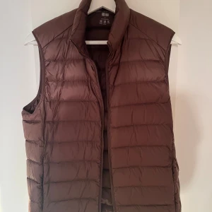 Uniqlo väst - Säljer denna västen från uniqlo i mycket bra skick storlek S.