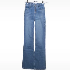 Zara jeans  - Säljer dessa fina Zara jeans då det var för små… De är helt nya med prislappen kvar😊 Storleken är 32. 