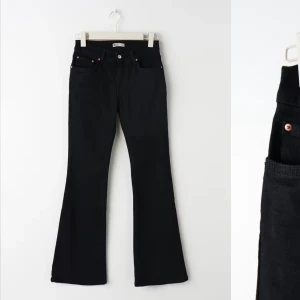 Lowwaist bootcut jeans - Säljer dessa lowwaist bootcut jeansen från ginatricot då dom blivit för korta på mig.  Stl 36. Väl använda men inte något som syns speciellt mycket! Priset kan diskuteras vid snabb affär. Köpt för 499kr💘