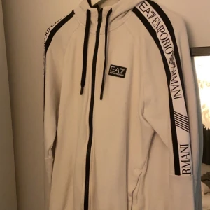 EA7 hoodie - Fint skick, använt fåtal gånger Storlek M  