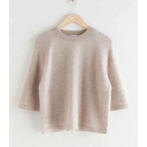 Stickad tröja  - Säljer denna jättefina stickade kortärmade tröjan från & Other Stories.  Hör av er vid intresse eller frågor. 