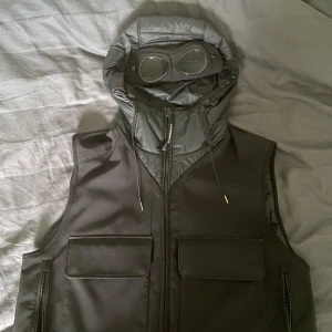 C.P company väst - Säljer min C.Pcompany väst som inte kommer till användning längre den är sparsamt använd skick8/10 strl 50 passar M/L. Taggen finns kvar om så önskas, inköpt för 3700kr