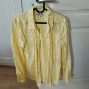 Skjorta blus - Fin gul skjorta i fint skick