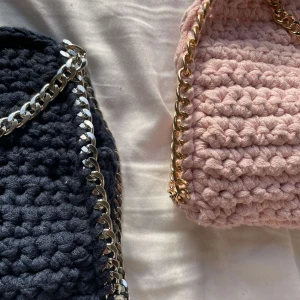 Rosa virkad väska (den mörkblå har sålts)  - Den mörkblå har sålts så bara den rosa kvar!💕  Lång kedja tilläts vid beställning gratis och frivilligt!🌟 Buda!