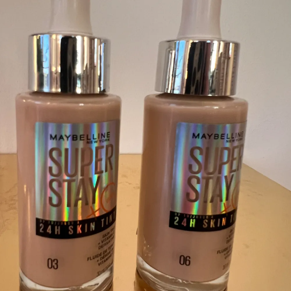 2 st foundation från Maybelline Superstay 24H Skin Tint. Shade 03 & 06. Använd en gång för att testa. Säljer pga de passar inte mig. Nypris 140-180kr per styck, säljer båda för 90kr totalt . Skönhet.