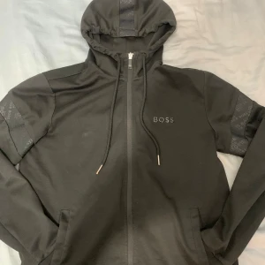 Boss kofta  - Säljer ny denna fina Hugo boss koftan som är använd ett par gånger den är i ny skick inga skador på den köpt den på rea annars var det på 3200kr vid fler frågor är det bara att höra av sig o den är sällsynt för de såldes vara ett viss par