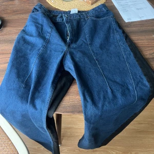 H&M Studio A/W 2023 - HM’s studio 2023 kollektion som inte längre säljs. Använt byxorna 2 ggr sedan 2023 och har legat i en flyttkartong i 1,5 år.