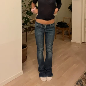 Lågmidjade bootcut jeans  - Lågmidjade bootcut jeans. Midjemått 36cm, innerbenslängd 80 cm. Köp via köp nu❤️