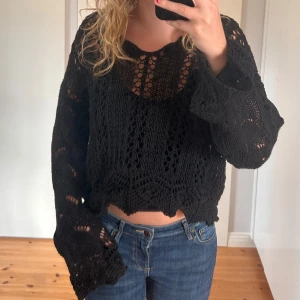 Svart stickad tröja från Zara - Säljer en superfin svart stickad tröja från Zara. Den har ett snyggt hålmönster och är lite croppad. Tröjan har långa ärmar och en lös passform som ger en avslappnad stil. Perfekt för hösten🖤🍂