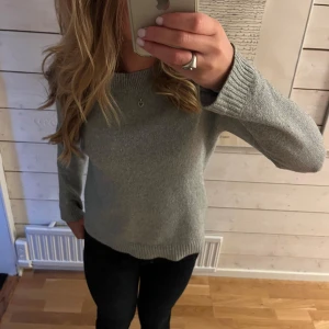 Stickad tröja  - Jag säljer denna grå stickade tröja från Vero Moda som är supermysig och perfekt till hösten!! Tröjan är använd men mycket fint skick utan defekter. Används inte längre och säljer därför, hör av er om ni har frågor💕💕