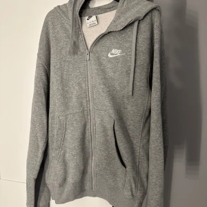 Nike hoodie  - Säljer brorsans Nike hoodie, knappt använd  Storlek XS herrstorlek