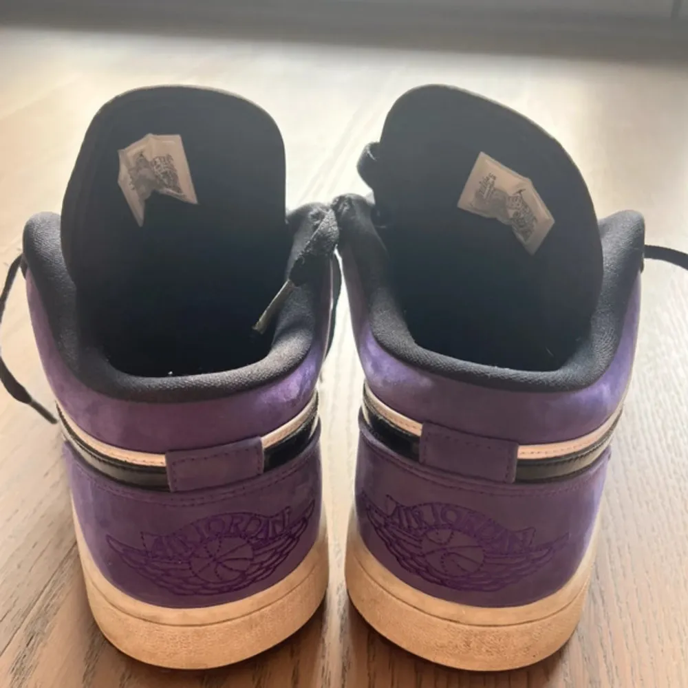 Säljer mina jordan 1 low court purple som är i storlek 43, skick 7/10. Skor.