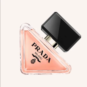 PRADA Parfym, 50ml, oöppnad  - En väldigt fin PRADA parfym 50ml. Oöppnad.  Parfymen fick jag två av i present där av säljer jag den ena. Som man ser på bilden så är den oöppnad och inplastad.   Ordinarie pris 1900kr Nu pris 1300kr