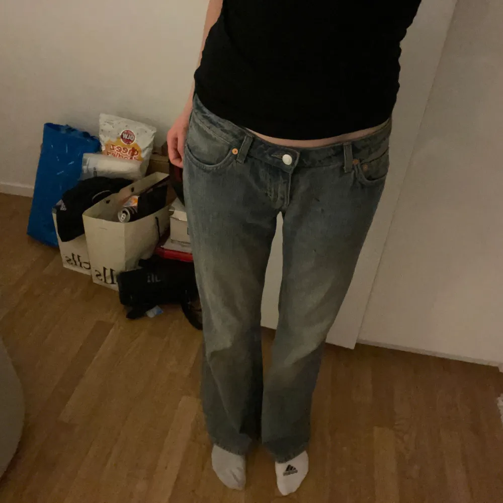 Dom är hyfsat nya köpta i våras inga hål och typ en jätte liten fläck skriv om man vill se. Nya 590kr. Jeans & Byxor.