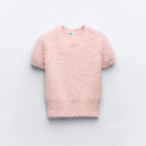 Zara flufftröja - Säljer denna söta, jätte sköna kortärmade tröja! Den är super fin och använd fåtalgånger. Skriv för fler bilder! Den passar xxs-xs-s. Men den är rätt så stretchig så kan passa större men beror på hur tajt man vill ha den. Skriv för fler bilder💕