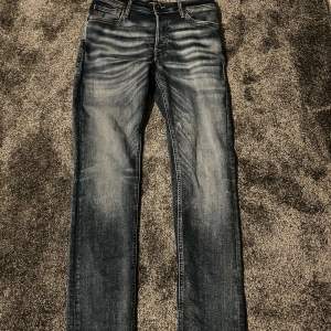 Säljer ett par snygga blå jeans med cool fade. Bra skick men som man ser är de lite sytt på vänstra benet . Hör av er för frågor 😁. 29/32  Längd på modellen: 183cm