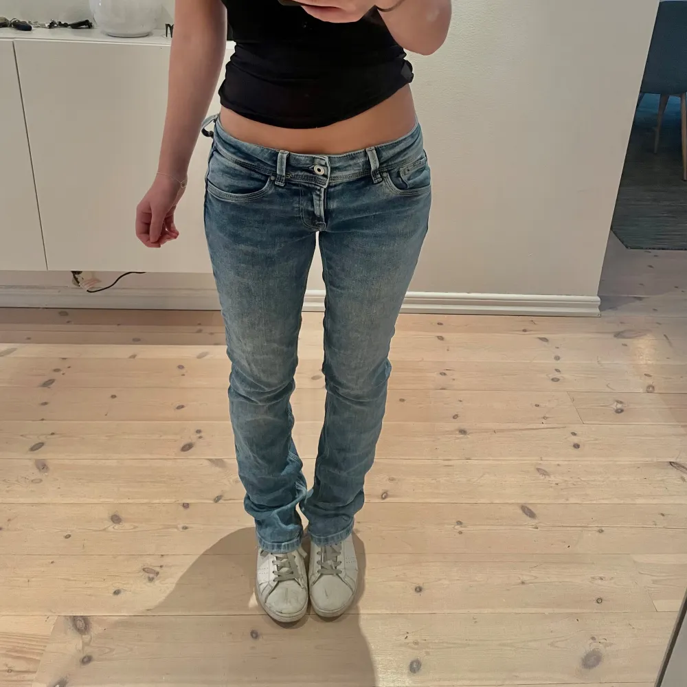 As snygga lågmidjade pepe jeans, straight men inte skinny💕 Midja 34cm  innerben 80cm. Jeans & Byxor.