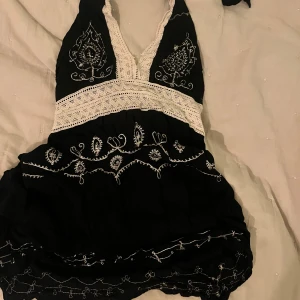 Svart topp - Säljer denna jätte unika svarta topp med fina detaljer som har öppen rygg🍂det står ingen storlek men skulle säga att den är S/M. 