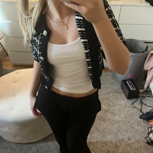 Kofta - Kortare kofta som är perfekt till hösten. I strl Xs💕💕 