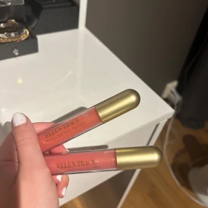 Plumping läppglans  - Två stycken nya plumping läppglans som jag köpte flera stycken av i usa! Så bra 