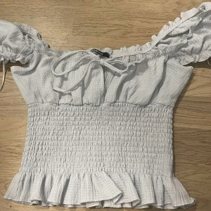 Grå topp - En fin grå topp finns ej i den här färgen i butik utan färgat den själv grå från Gina tricot 