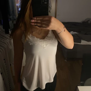 Linnen med spets  - Säljer dessa supersöta och sköna tre linnen med spets från new yorker. De är stora i storleken så skulle även passa S/M personer. Bra skick, inte särskilt använda. Nypris 89 kr styck. Är du intresserad av bara ett utav de, hör av dig🩷