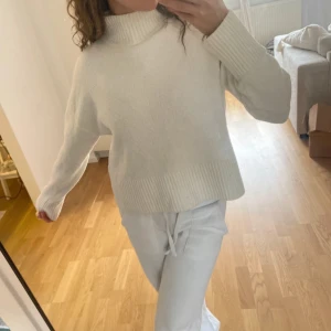 & Other stories stickad tröja - Använd men i fint skick. Märkeslappen har lossnat på ena sidan men sitter fortfarande kvar. Passar xs- m beronde på hur man vill att den ska sitta!💕💕