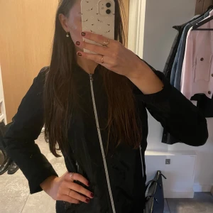 Vår jacka- svart - Storlek: 158/164 (jag är 171 och den är lite kort i ärmarna för mig) Använd men ändå i ett bra skick.