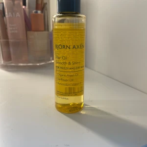 Björn Axén Hair Oil Smooth & Shine - Säljer enBjörn Axén Hair Oil Smooth & Shine. Den är perfekt för frissigt och torrt hår och innehåller ekologisk arganolja, solrosolja och   antioxidant vitamin E. Den är cruelty-free och vegansk.  Nypris:300kr priset kan diskuteras 