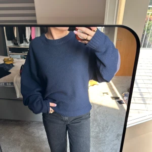 Stickad tröja NELLY - Nellys ”sleeve focus knit sweater” i mörkblå storlek XS, nypris 399. Fint skick, knappt använd. Hör av er för frågor!!