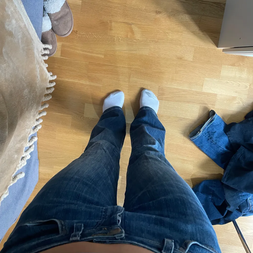 Säljer ett par mörkblå jeans i bra skick. De har en klassisk bootcut-stil och är lågmidjade. Perfekta för en avslappnad look!. Jeans & Byxor.