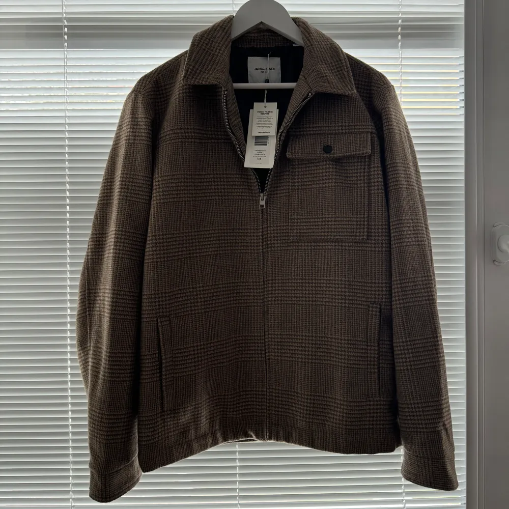 Denna helt nya Jack & Jones-jacka med etikett kvar erbjuder både stil och komfort. Det klassiska rutmönstret och den neutrala färgen gör den enkel att matcha för alla tillfällen. Perfekt för både höst och vår. Priset kan diskuteras !. Neuletakit & Villapaidat.