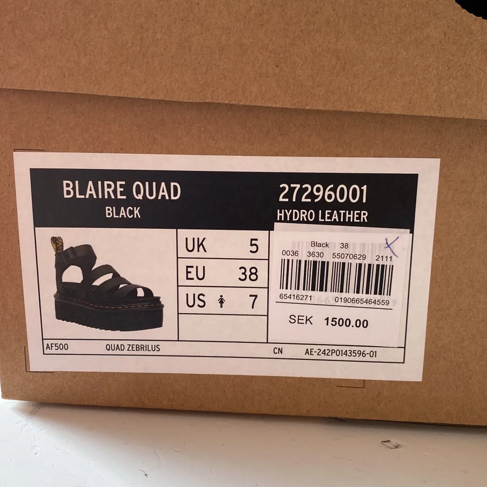 Säljer nu dessa as coola dr Martens sandaler som är köpta på Åhlens för 1500kr. Dem är i jättebra skick då jag har använt dem några få gånger utomlands. Priset går att diskutera då jag vill bli av med dessa pga flytt☺️🙌🏻🤩😍❤️🔥. Kengät.