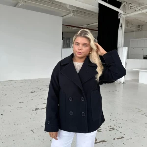 Kappa - Kappa från design by si i mörk marinblå, knappt använd och är i väldigt fint skick❤️skriv för egna bilder!!! Köparen står för frakten.  Ny pris 800 kr💗