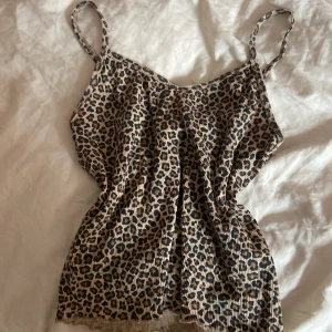 Leopard linne - Trendigt Leopard mönstrad linne från h&m, köpte för 60 kr